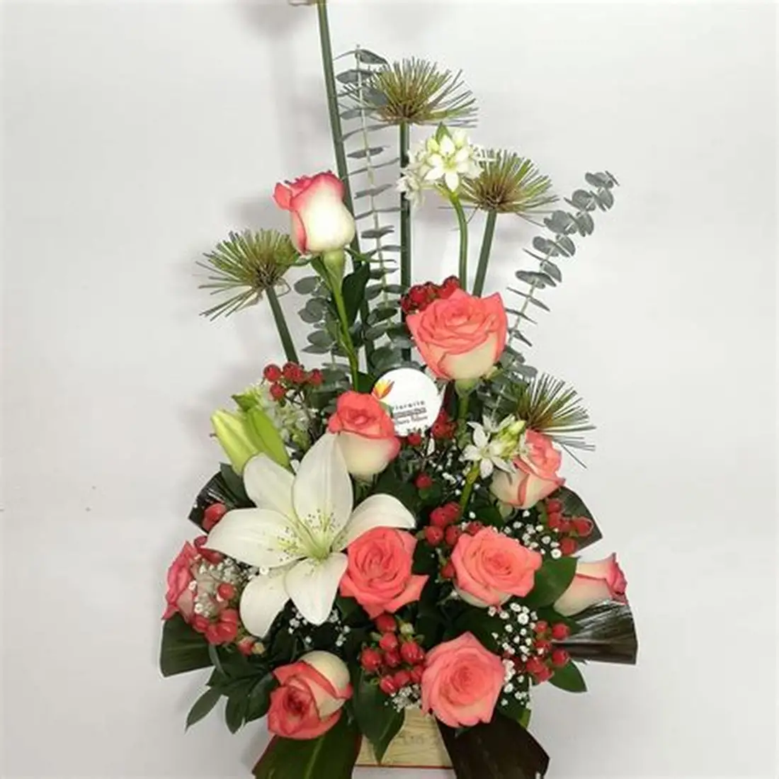 Arreglo de flores rosas y blancas