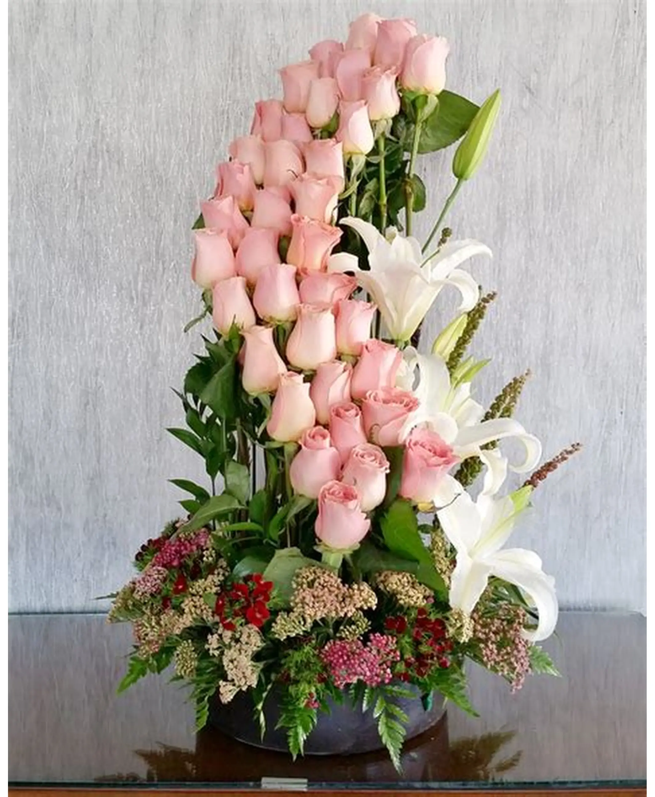 Arreglo caída de rosas